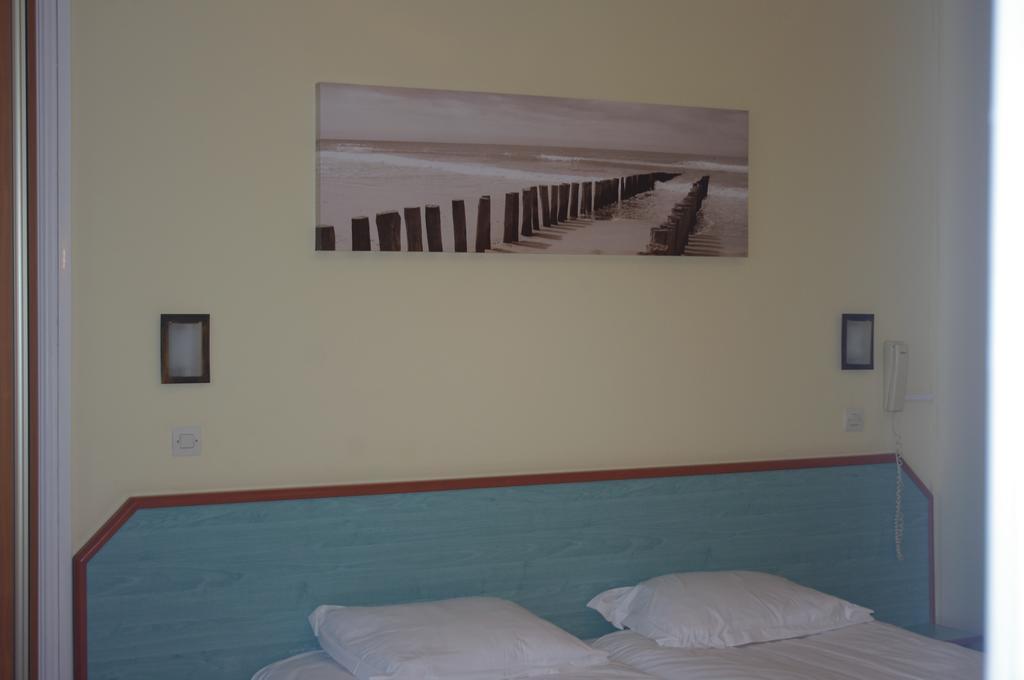 Hotel Des Bains Saint Jean le Thomas Bagian luar foto