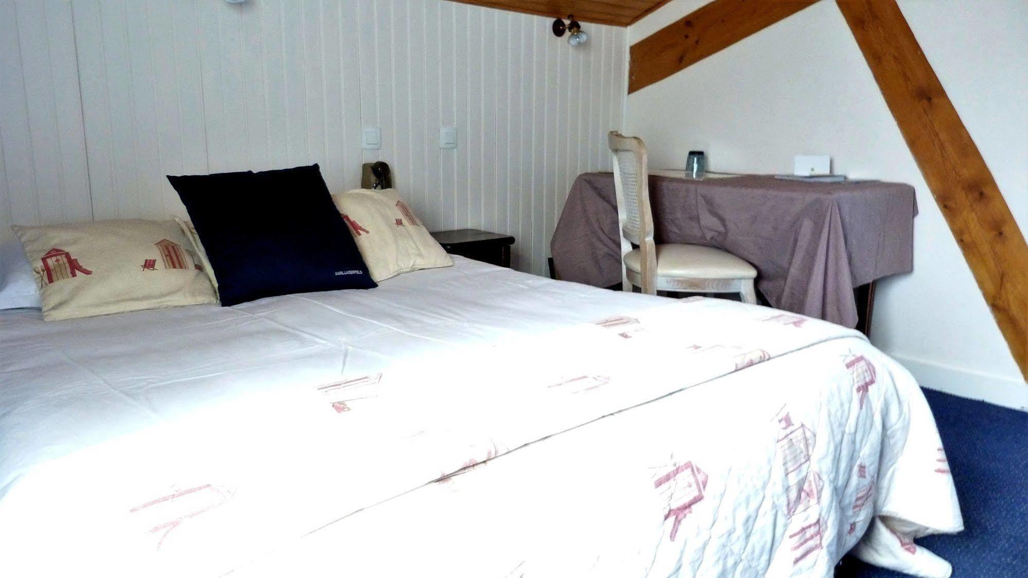 Hotel Des Bains Saint Jean le Thomas Bagian luar foto